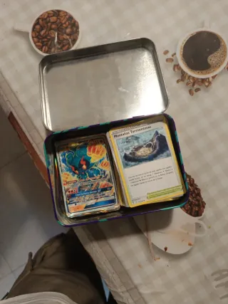 Caja de cartas Pokémon con varias cartas muy exclu