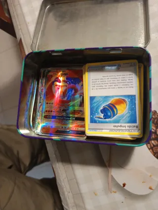 Caja de cartas Pokémon con varias cartas muy exclu