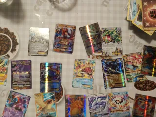 Caja de cartas Pokémon con varias cartas muy exclu