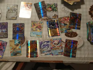 Caja de cartas Pokémon con varias cartas muy exclu