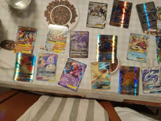 Caja de cartas Pokémon con varias cartas muy exclu