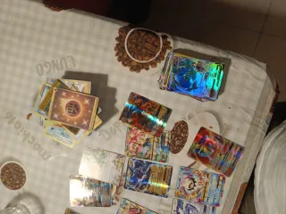 Caja de cartas Pokémon con varias cartas muy exclu