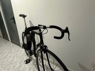 Bicicleta de carretera clásica negra