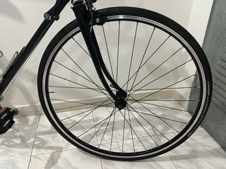 Bicicleta de carretera clásica negra