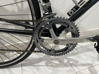 Bicicleta de carretera clásica negra
