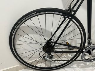 Bicicleta de carretera clásica negra