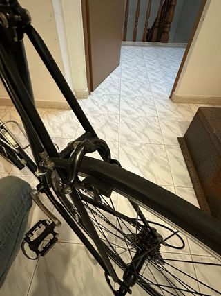 Bicicleta de carretera clásica negra