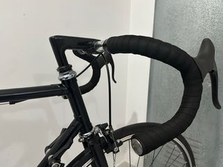 Bicicleta de carretera clásica negra