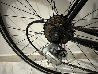 Bicicleta de carretera clásica negra
