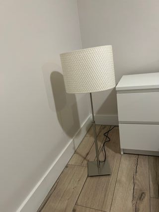 Lámpara de mesa beige y plateada