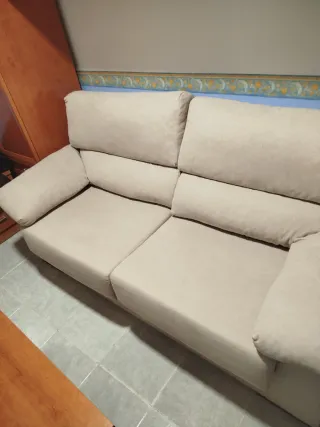 Sofá de tela beige