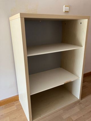 Estantería de madera beige y gris