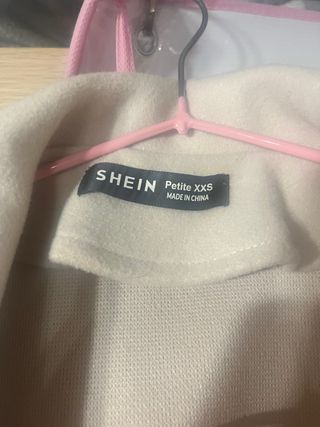 Chaqueta beige estilo blazer