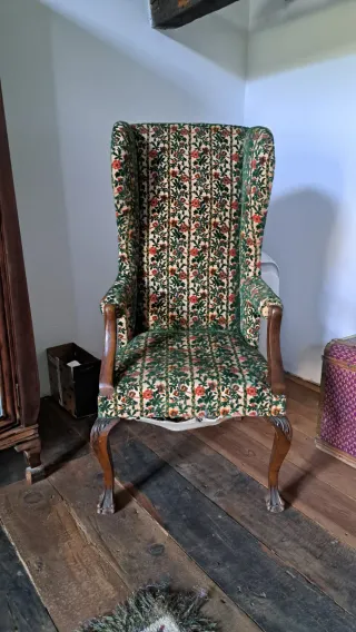 Sillón orejero antiguo nogal garras de león