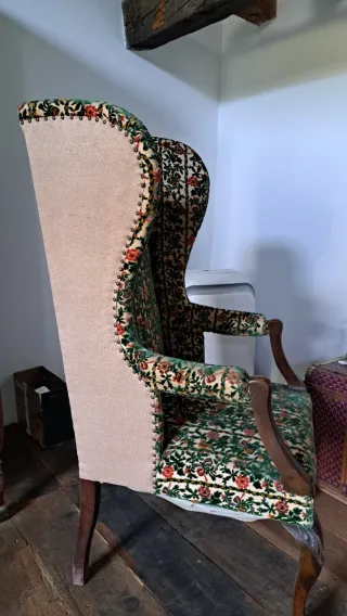Sillón orejero antiguo nogal garras de león
