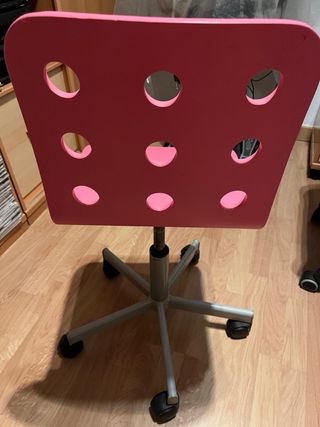 Silla rosa de plástico