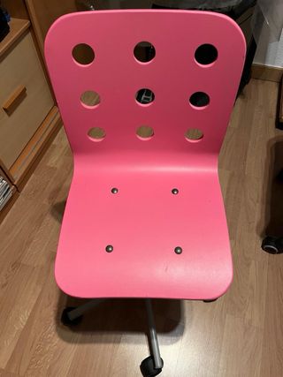 Silla rosa de plástico