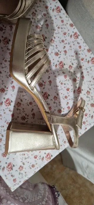 Sandalias doradas tacón plataforma