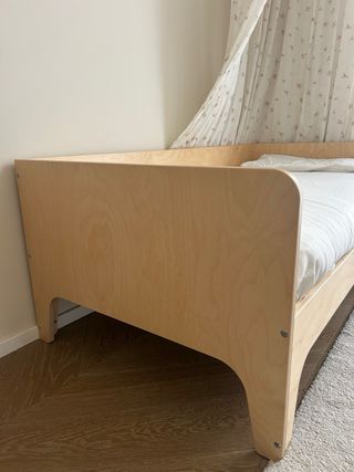 Cama infantil pequeña de madera