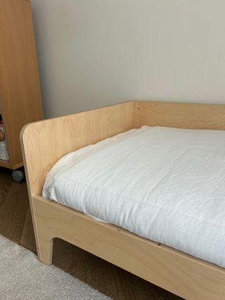 Cama infantil pequeña de madera