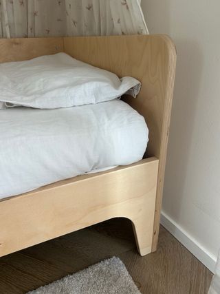 Cama infantil pequeña de madera