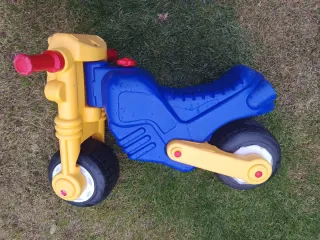 Moto de juguete amarilla y azul