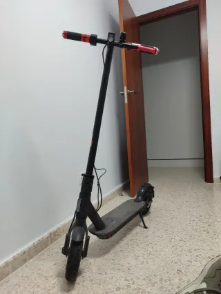 Patinete eléctrico negro y rojo (NEGOCIABLE)