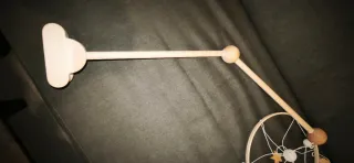 Móvil de cuna de madera con soporte
