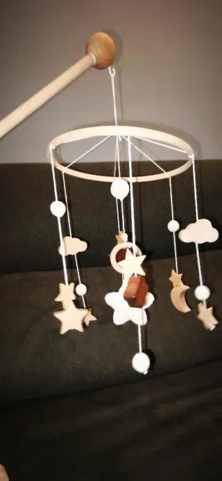 Móvil de cuna de madera con soporte