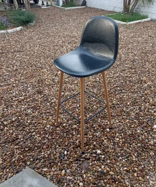 Silla alta negra y madera