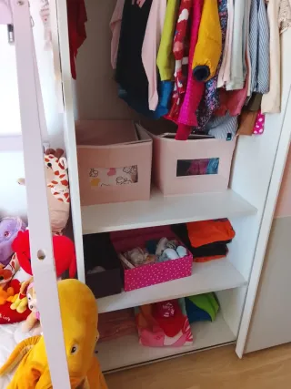 Guardaroba per bambini con porte scorrevoli
