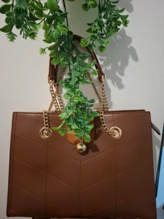 Mala castanha com corrente dourada