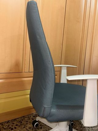 Silla de oficina juvenil gris y blanca