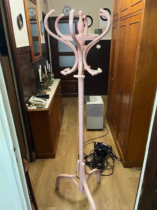 Perchero rosa de pie