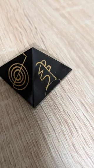 Pirámide Reiki Ágata Negra Natural