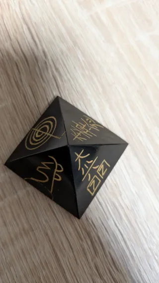 Pirámide Reiki Ágata Negra Natural