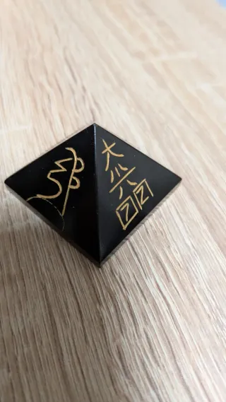 Pirámide Reiki Ágata Negra Natural