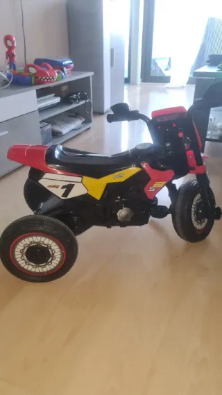 Triciclo a pedales MOTO Racing con luces