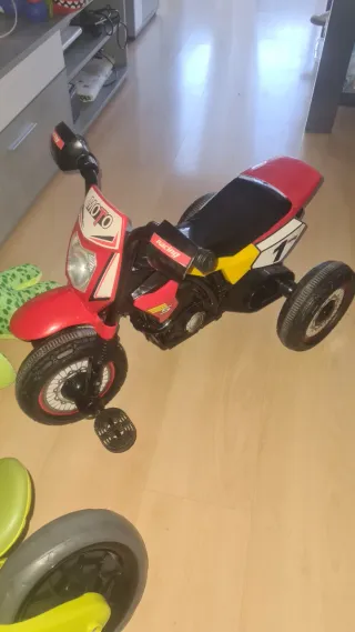 Triciclo a pedales MOTO Racing con luces