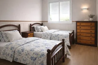 Conjunto dormitorio: 2 camas, cómoda y mesita.