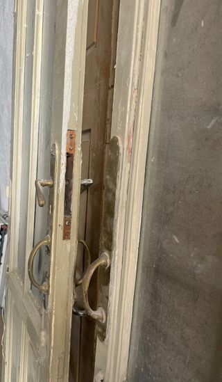 Puertas antiguas de madera con cristales