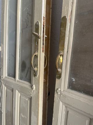 Puertas antiguas de madera con cristales