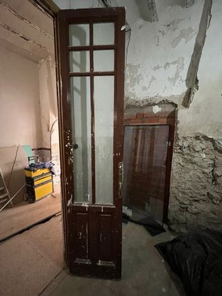 Puertas antiguas de madera con cristales