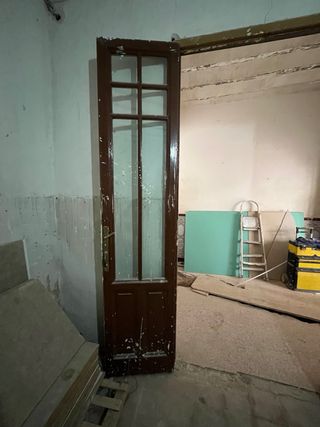 Puertas antiguas de madera con cristales