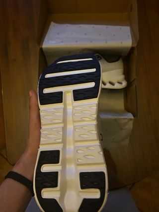 Zapatillas On Cloudtilt negras y blancas