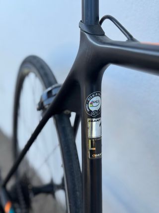 Bicicleta Giant Negra y Naranja de carbono