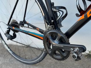 Bicicleta Giant Negra y Naranja de carbono