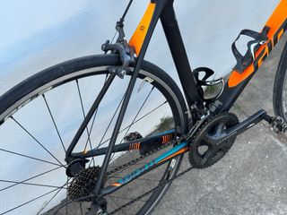 Bicicleta Giant Negra y Naranja de carbono