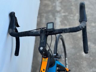 Bicicleta Giant Negra y Naranja de carbono