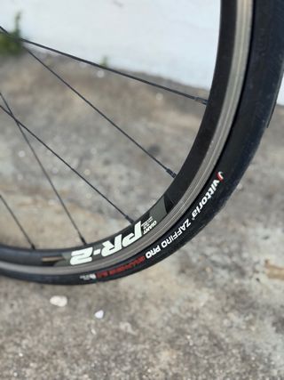 Bicicleta Giant Negra y Naranja de carbono